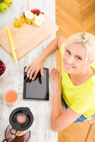 Reife Frau genießt einen Smoothie — Stockfoto